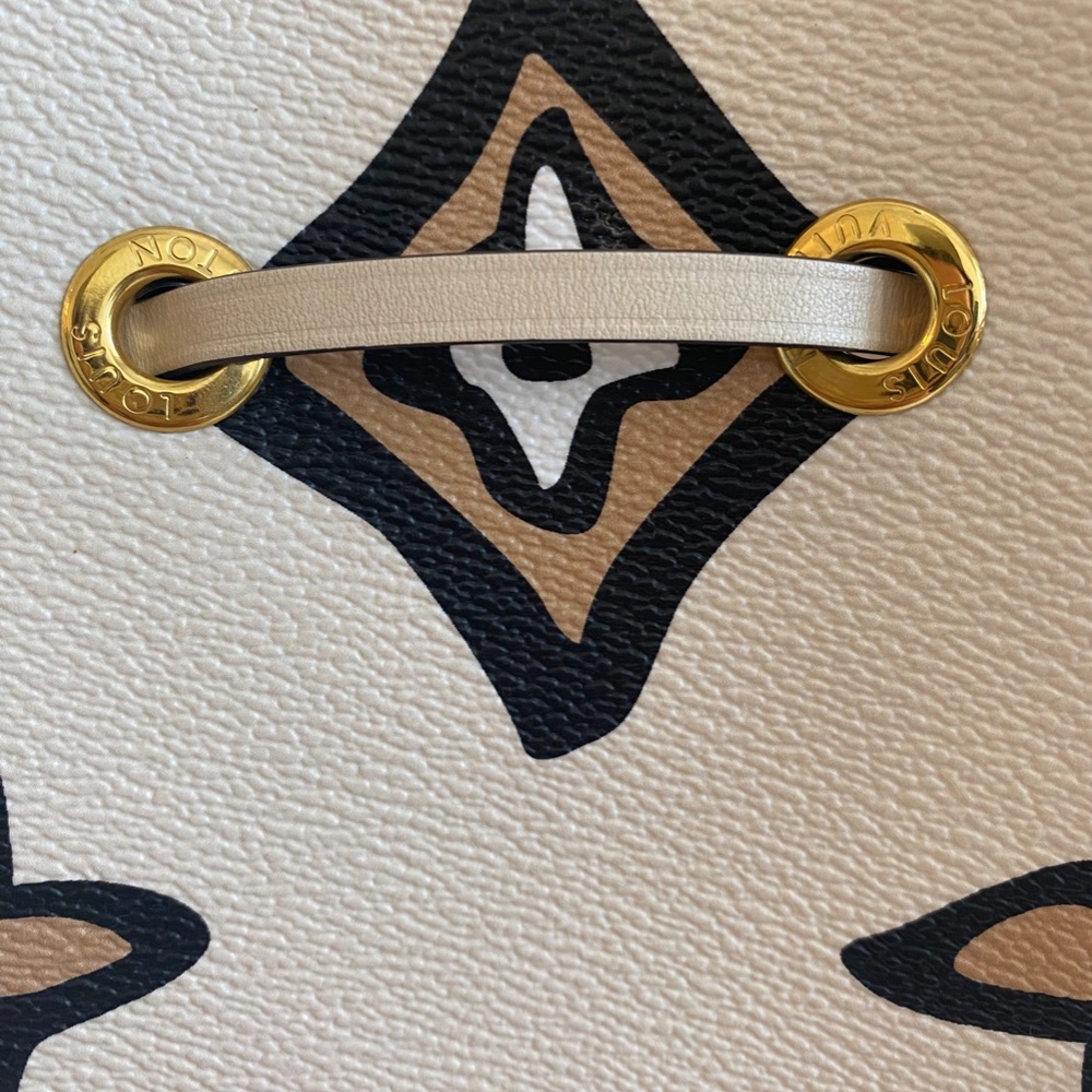 Louis Vuitton NeoNoe Wild at Heart - Picture 14 of 15